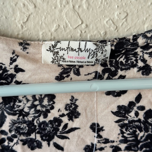 FREE PEOPLE Floral Printed Turnt Long Sleeve Bodysuit In Ecru Combo Size XS New - Picture 2 of 3